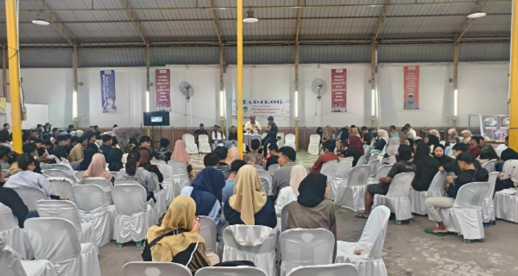 Aunur Rafiq, menghadiri forum dialogis bersama mahasiswa dan mahasiswi Kepulauan Riau.