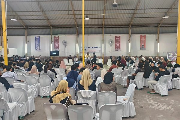 Aunur Rafiq, menghadiri forum dialogis bersama mahasiswa dan mahasiswi Kepulauan Riau.