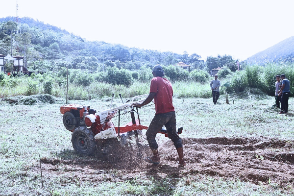 Kompol. Andi Sutrisno Pimpin Pembukaan Lahan Perkebunan Jagung Polres Lingga Dukung Program Ketahanan Pangan Berkelanjutan | fotografer: ist