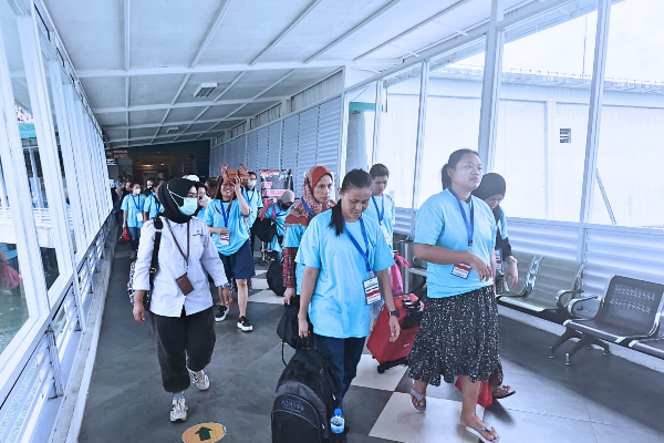 105 Pekerja Migran Indonesia Dideportasi dari Malaysia, Tiba di Pelabuhan Sri Bintan Pura | fotografer: Cahyo