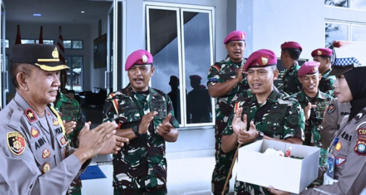 Polres Lingga Berikan Kejutan kepada Komandan Puslatpurmar 9 Dabo Singkep di HUT Korps Marinir ke-79 | fotografer: ist