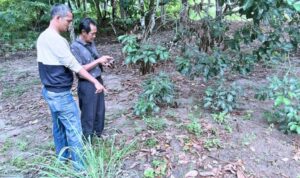 Bripka. Doni saat menemui Jang, korban kehilangan ayam kampung ternak miliknya di kebun | fotografer: Wandy