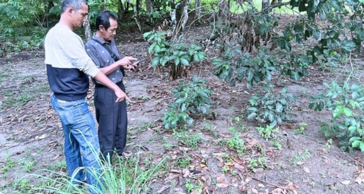 Bripka. Doni saat menemui Jang, korban kehilangan ayam kampung ternak miliknya di kebun | fotografer: Wandy