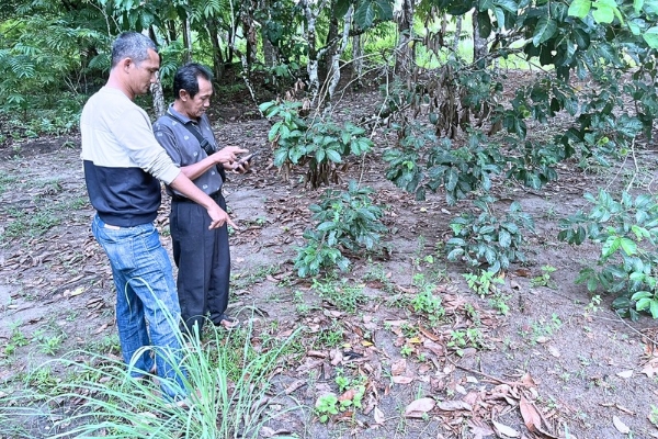 Bripka. Doni saat menemui Jang, korban kehilangan ayam kampung ternak miliknya di kebun | fotografer: Wandy