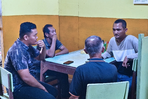 Bripka Doni, bersama anggota reskrim serta korban menemui salah satu saksi dalam kejadian pencurian ayam | fotografer: Cahyo