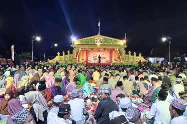 Ukir Sejarah di Hari Jadi ke-21 Kabupaten Lingga: Ribuan Masyarakat Rayakan Tradisi Makan Talam "Sehidang Berlima" | fotografer: Diskominfo Lingga