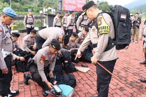 AKBP. Apri Fajar Hermanto Pimpin Apel Pengecekan Kesiapan Personel Pengamanan TPS Pilkada Serentak 2024 | fotografer: ist