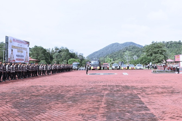 AKBP. Apri Fajar Hermanto Pimpin Apel Pergeseran Pasukan Pengamanan Pilkada 2024 di Kabupaten Lingga | fotografer: ist