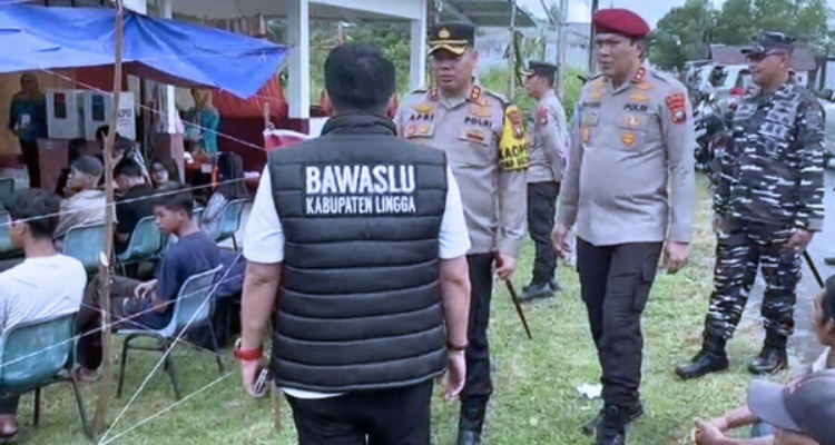 Pamatwil Polda Kepri Tinjau Proses Pemungutan Suara di Lingga | foto: ist