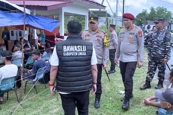 Pamatwil Polda Kepri Tinjau Proses Pemungutan Suara di Lingga | foto: ist