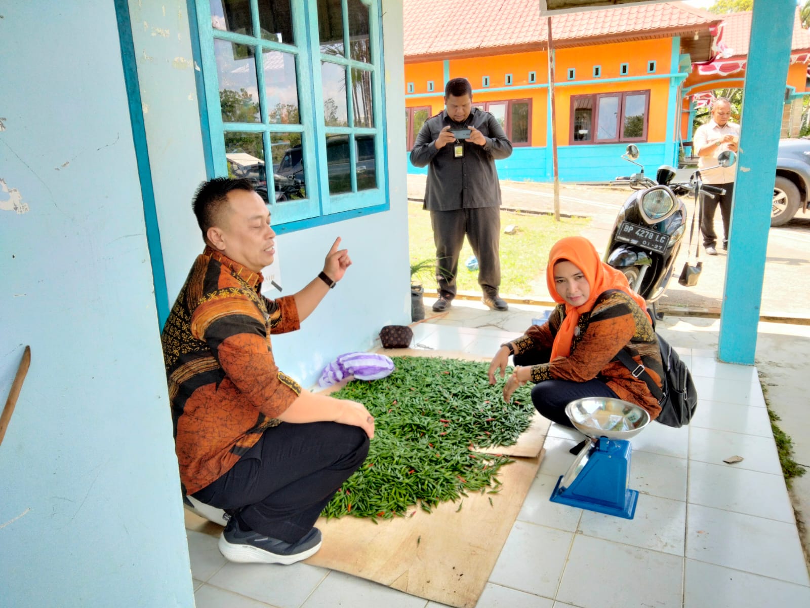 Bupati Lingga bersama istrinya yang juga merupakan ketua TP PKK Kab. Lingga meninjau langsung kebun ketahanan pangan TP PKK Kec. Singkep Barat | f. Ist