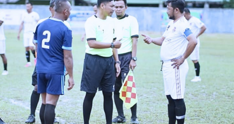 Turnamen Sepak Bola U-40 Pemkab. Lingga Resmi di Gelar: 22 Tim Adu Strategi | fotografer: Diskominfo Lingga