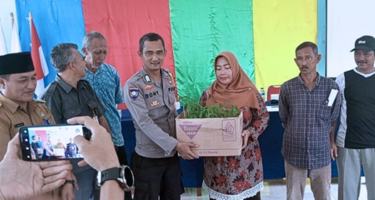 Bripka Dony Firmansyah Dorong Ketahanan Pangan Desa Tanjung Harapan Melalui Budidaya Cabai Rawit | fotografer: Wandy