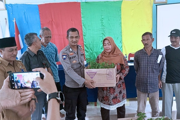 Bripka Dony Firmansyah Dorong Ketahanan Pangan Desa Tanjung Harapan Melalui Budidaya Cabai Rawit | fotografer: Wandy