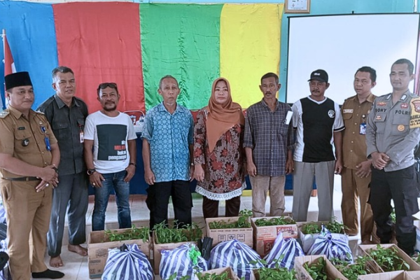 Bripka Dony Firmansyah Dorong Ketahanan Pangan Desa Tanjung Harapan Melalui Budidaya Cabai Rawit | fotografer: Wandy