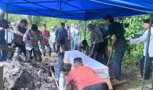 Polisi Hadir di Tengah Masyarakat: Sambang Duka Wakapolres Lingga dan Kapolsek Dabo Singkep ke Rumah Duka di Kelurahan Sungai Lumpur | foto: ist