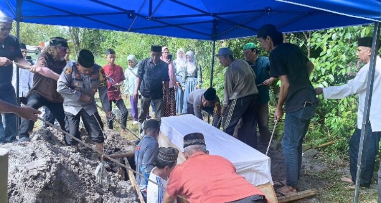 Polisi Hadir di Tengah Masyarakat: Sambang Duka Wakapolres Lingga dan Kapolsek Dabo Singkep ke Rumah Duka di Kelurahan Sungai Lumpur | foto: ist