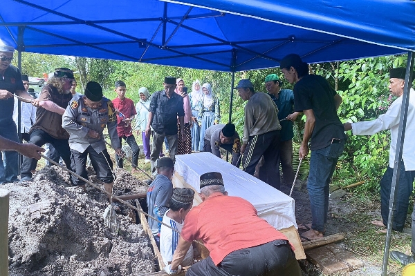 Polisi Hadir di Tengah Masyarakat: Sambang Duka Wakapolres Lingga dan Kapolsek Dabo Singkep ke Rumah Duka di Kelurahan Sungai Lumpur | foto: ist