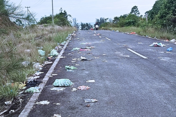 Sampah Berserakan di Jalan SMK Negeri Singkep Menuju Batu Berdaun, Warga Dabo Singkep Keluhkan Minimnya Kesadaran Lingkungan | f. Ivn