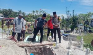 Waka Polres Lingga Turun Langsung Bantu Pemakaman Warga