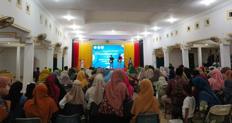 Malam Silaturahmi sebagai acara puncak peringatan Hardiknas di Gedung Nasional Dabo Singkep. (Foto: IL)