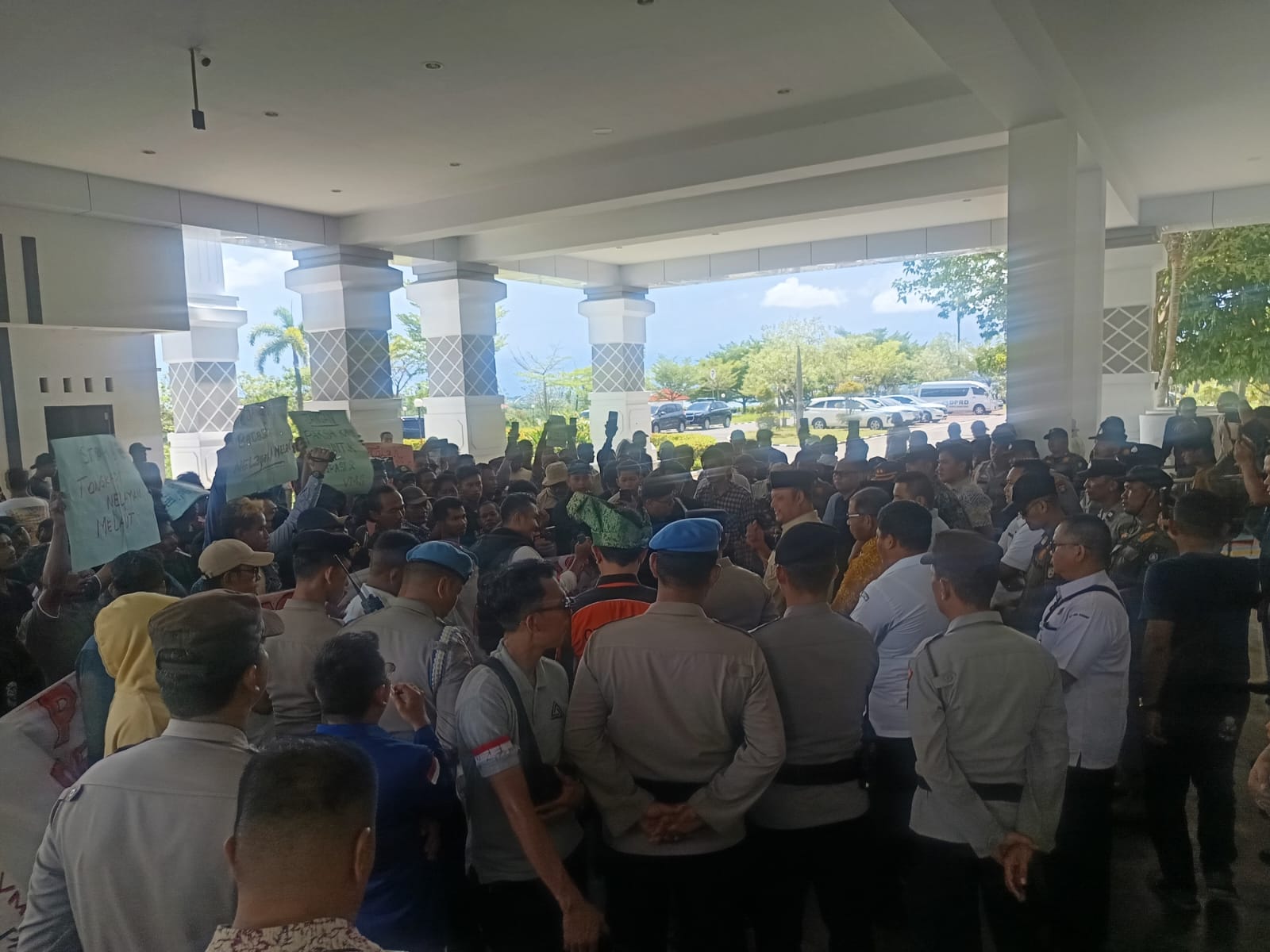 Sekitar 100 nelayan Kepri dari HNSI dan Forkom Nelayan menggelar aksi di depan DPRD Kepri, Kamis (15/5/2025).