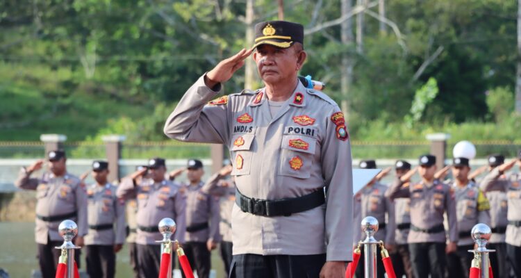 Wakapolres Lingga, KOMPOL Andi Sutrisno, A.Md., S.H., M.H., memimpin upacara mewakili Kapolres Lingga AKBP Pahala Martua Nababan, S.H., S.I.K., M.H.