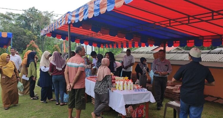 Warga Singkep Barat Serbu Bazar Murah Jelang Iduladha.