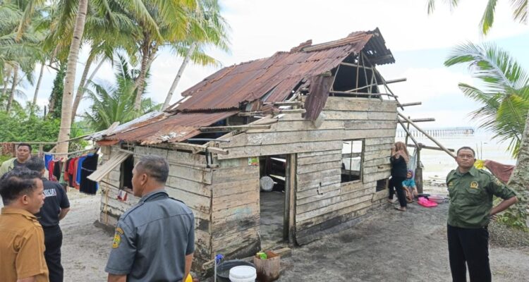 Sebuah rumah nyaris roboh milik Nenek Kasmawati di Desa Selayar