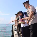 Polres Lingga Tabur Bunga di Laut Hormati Pahlawan