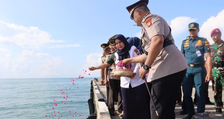 Polres Lingga Tabur Bunga di Laut Hormati Pahlawan