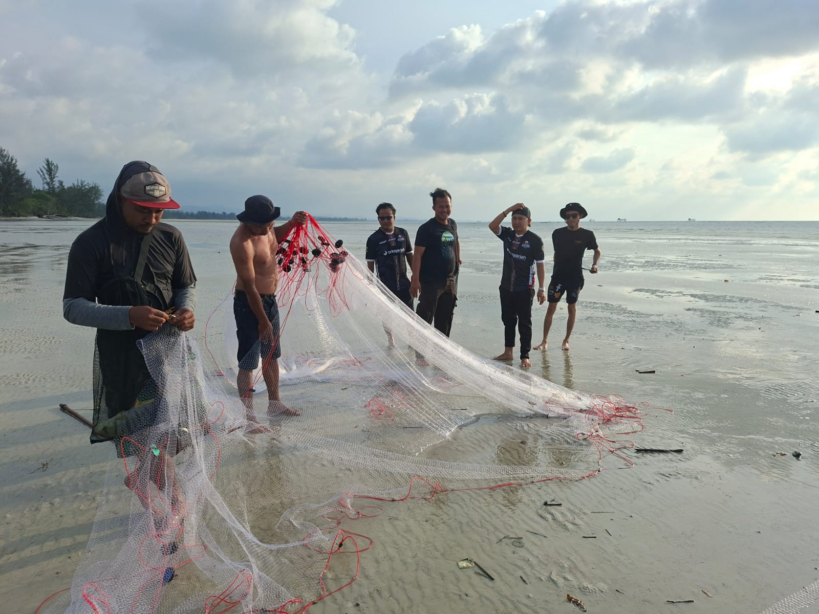 LMG Berkemah di Pantai Dabo Singkep, Gaungkan Wisata Lingga