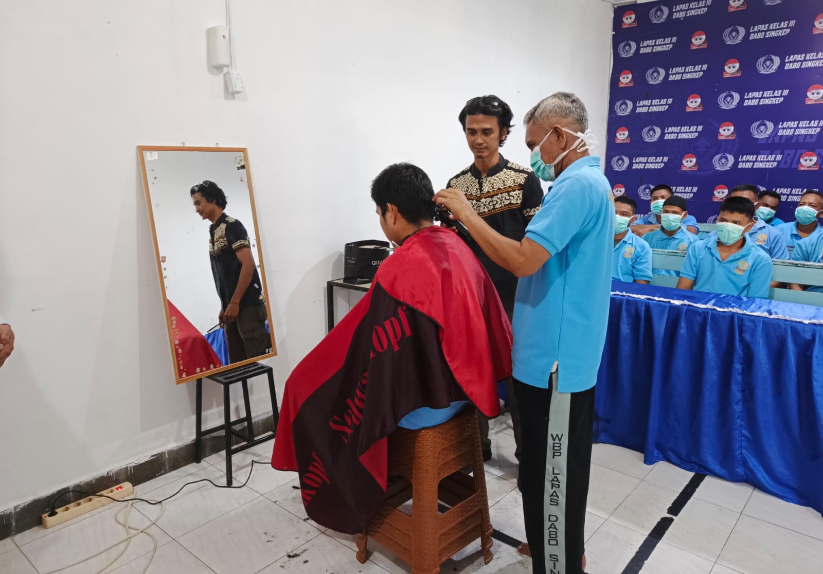Pelatihan cukur rambut bagi 20 warga binaan digelar di Lapas Kelas III Dabo Singkep, Selasa (29/7).
