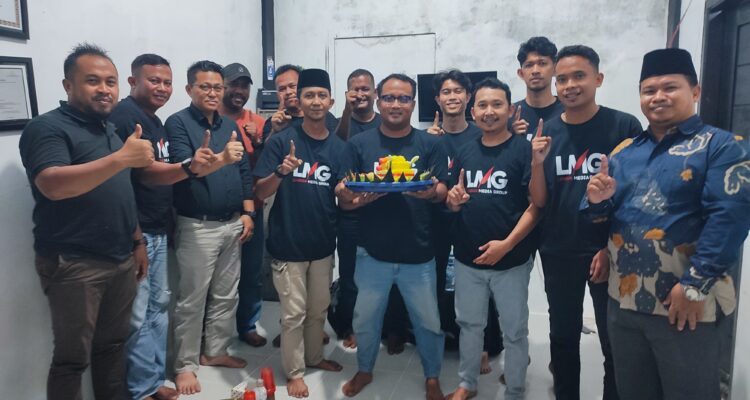 Komunitas Lingga Media Group (LMG) merayakan setahun perjalanan dengan menggelar doa syukur di sekretariatnya, Minggu (11/8/2025).