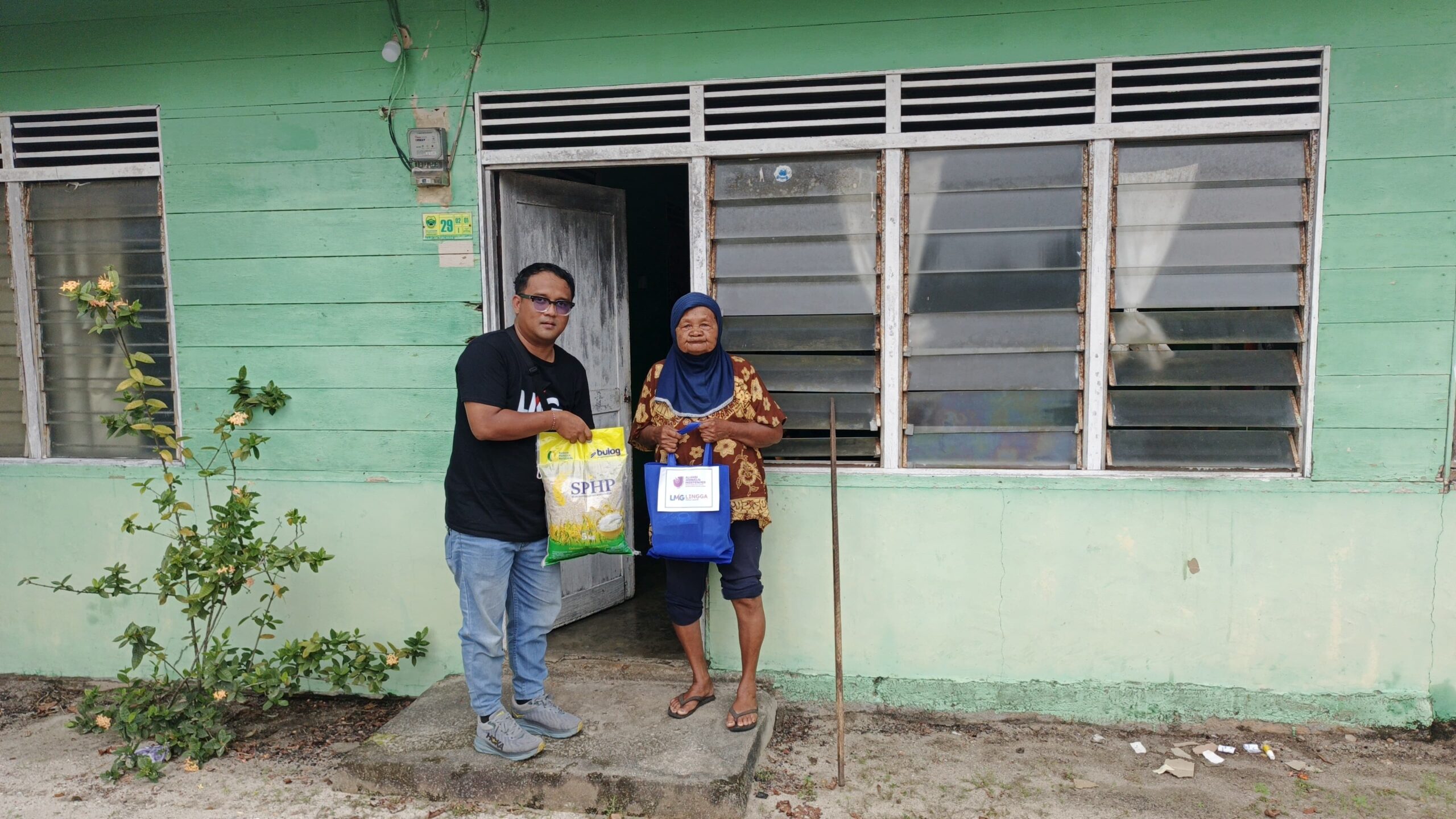 LMG Rayakan Ulang Tahun dengan Bagi Sembako untuk Lansia