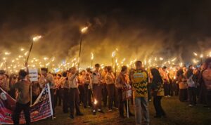 Pawai Obor Semarakkan Malam HUT ke-80 RI di Dabo Singkep