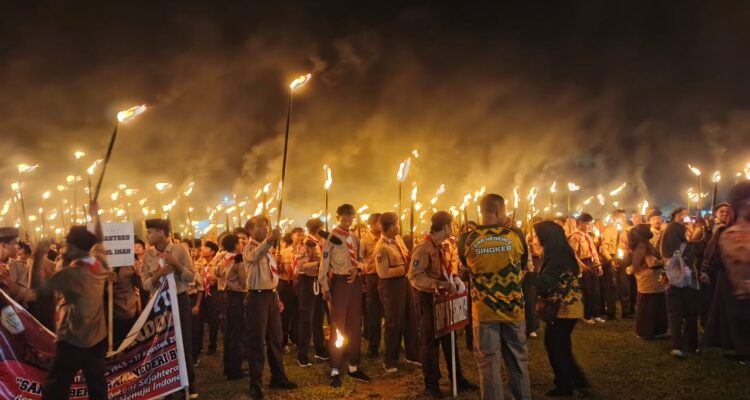 Pawai Obor Semarakkan Malam HUT ke-80 RI di Dabo Singkep