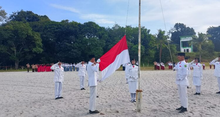 Guru dan Siswa Pulau Panjang Gelar Upacara HUT ke-80 RI
