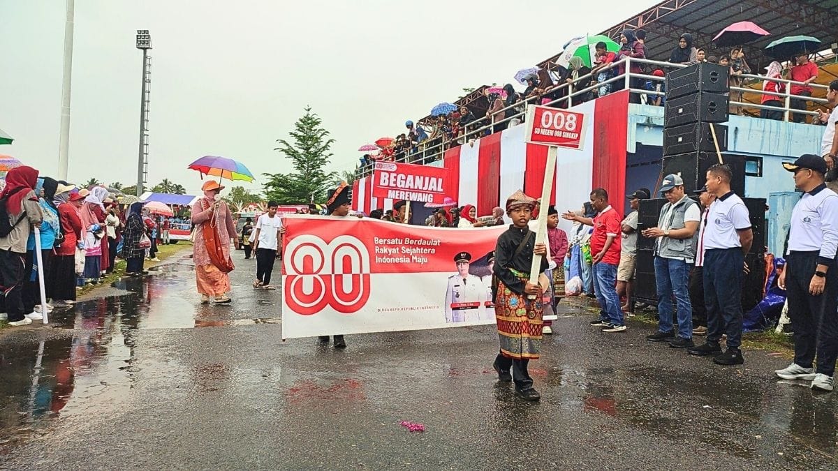 Ribuan Peserta Padati Pawai Pembangunan HUT ke-80 RI di Dabo Singkep