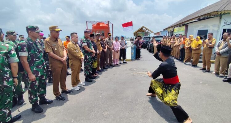 Bupati Lingga Sambut Kedatangan Danrem 033/WP di Pelabuhan Tanjung Buton