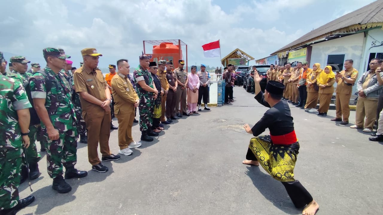 Bupati Lingga Sambut Kedatangan Danrem 033/WP di Pelabuhan Tanjung Buton