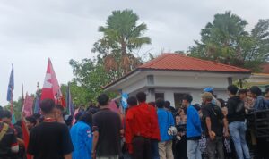 Ratusan Mahasiswa Kepung DPRD Kepri.