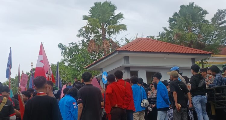 Ratusan Mahasiswa Kepung DPRD Kepri.