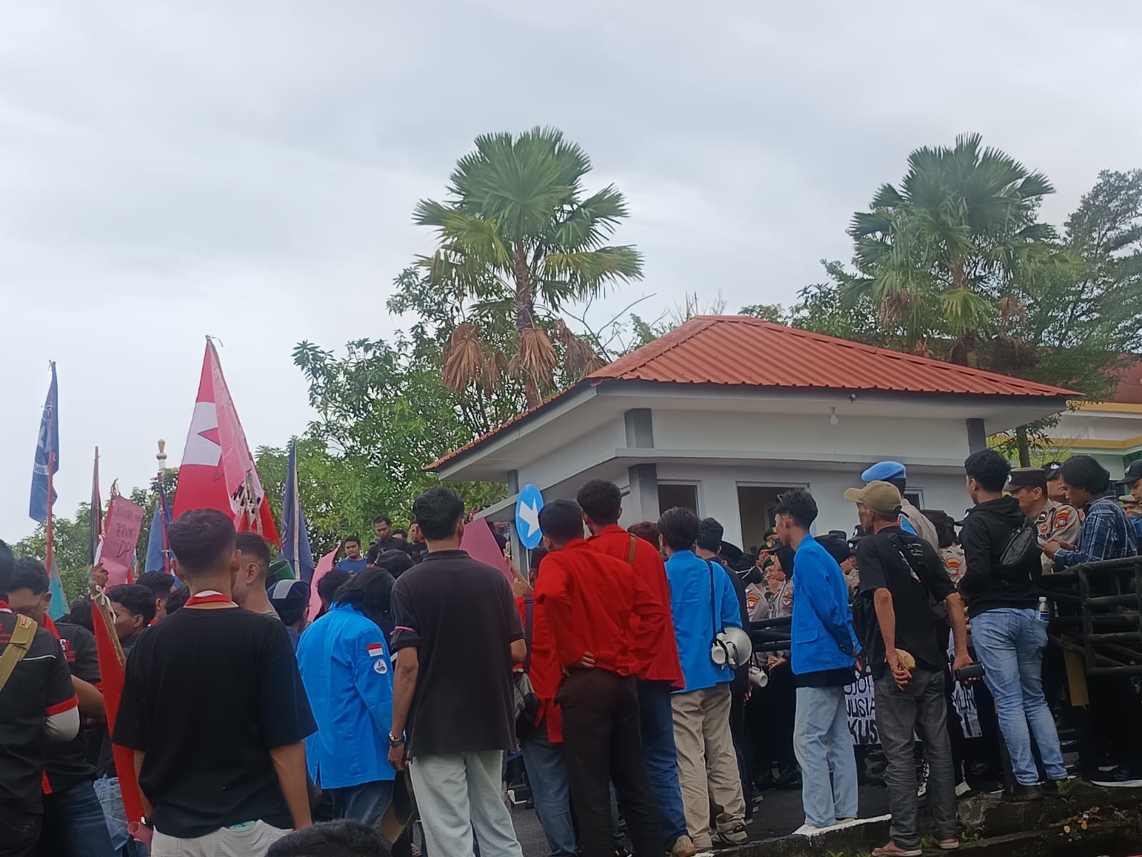 Ratusan Mahasiswa Kepung DPRD Kepri.