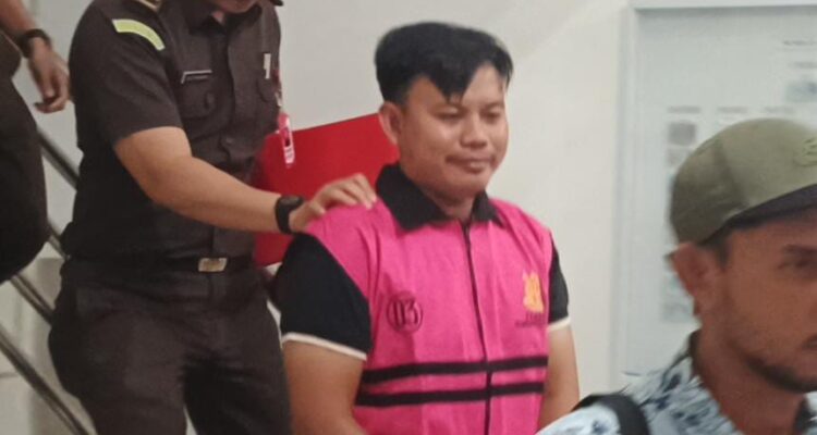 Kejaksaan Negeri (Kejari) Lingga kembali menetapkan tersangka baru dalam kasus dugaan korupsi pembangunan Jembatan Desa Marok Kecil, Kecamatan Singkep Selatan, pada tahun anggaran 2022 hingga 2024.