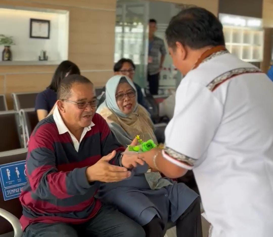 Penumpang Bandara Dabo Singkep Disambut Kejutan Manis Harhubnas.