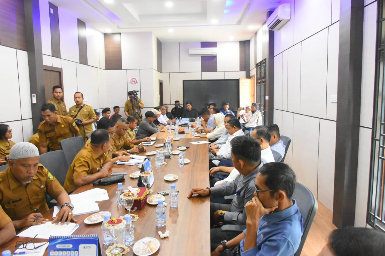 DPRD Lingga bersama SPSI dan penambang timah bahas solusi atas sulitnya lapangan kerja. Ketua DPRD Maya Sari dorong percepatan WPR menjadi IPR | f. Red