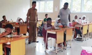 Sekolah Dasar 012 Singkep saat menerima Program Makan Bergizi Gratis dari Pemerintah | f. Redaksi Infolingga.com