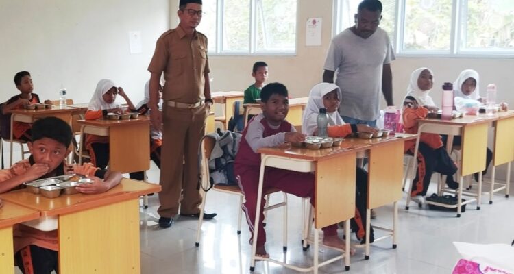 Sekolah Dasar 012 Singkep saat menerima Program Makan Bergizi Gratis dari Pemerintah | f. Redaksi Infolingga.com