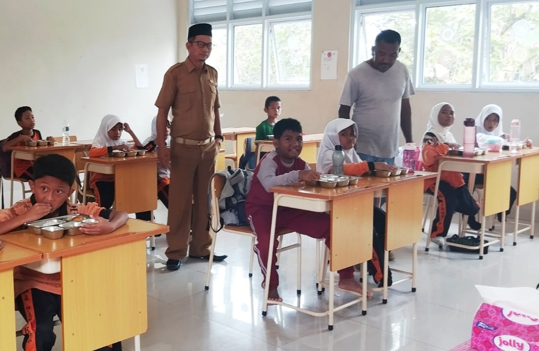 Sekolah Dasar 012 Singkep saat menerima Program Makan Bergizi Gratis dari Pemerintah | f. Redaksi Infolingga.com